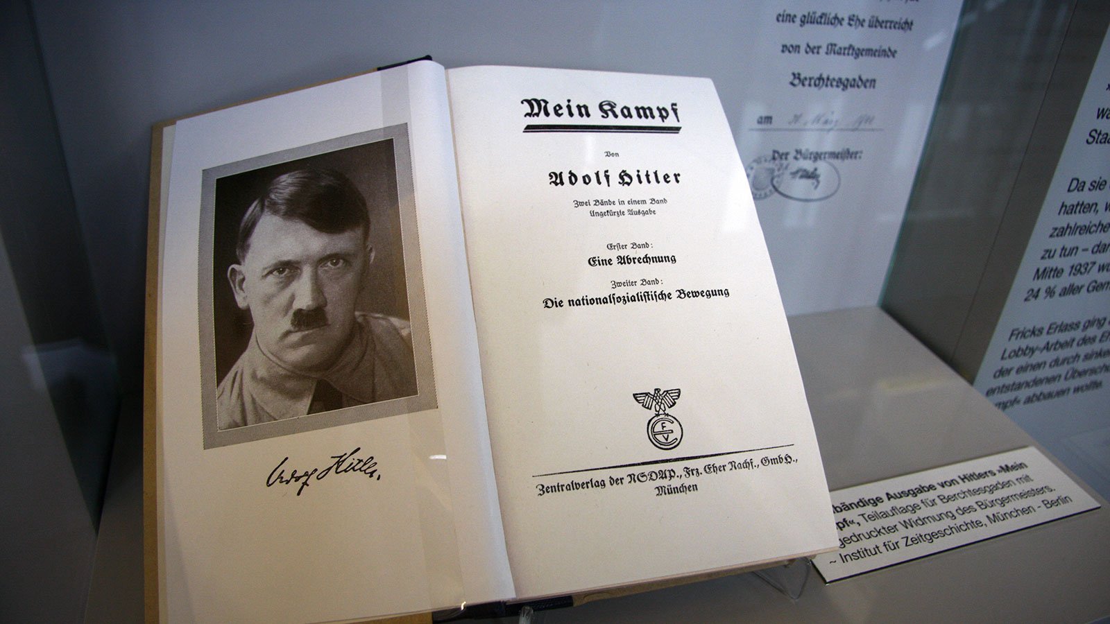 Май камп. Майн кампф оригинал. Mein Kampf в Германии. Mein Kampf в школьную программу. Майн кампф оригинал с автографом.