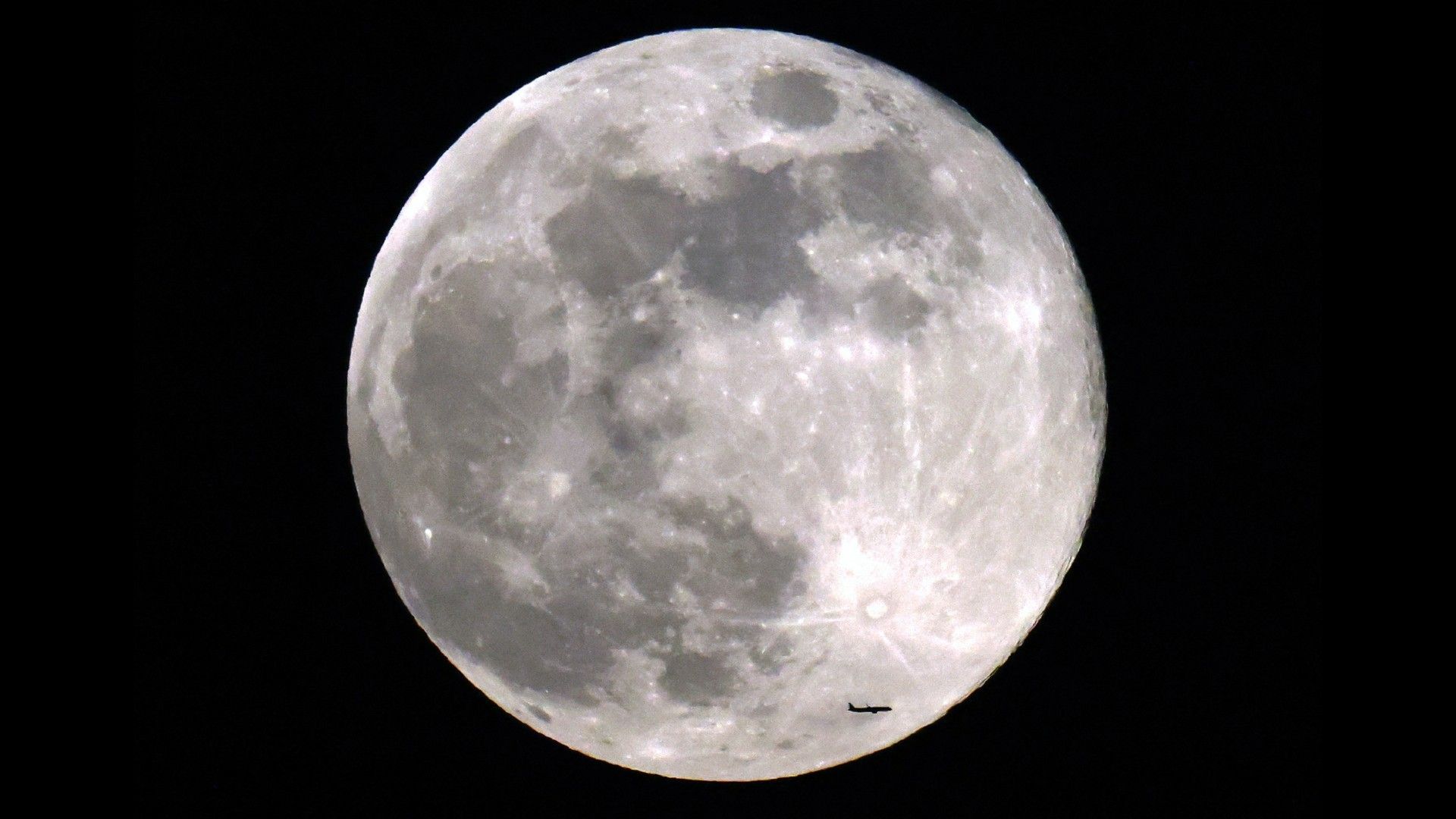 See November's Full Beaver Moon Light Up The Sky Around The World (photos)