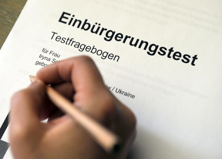Auf schriftliche Deutsch-Prüfungen und einen Einbürgerungstest soll bei älteren Menschen, die einst über staatliche Abkommen als Arbeitskräfte ins Land gekommen waren, verzichtet werden.
