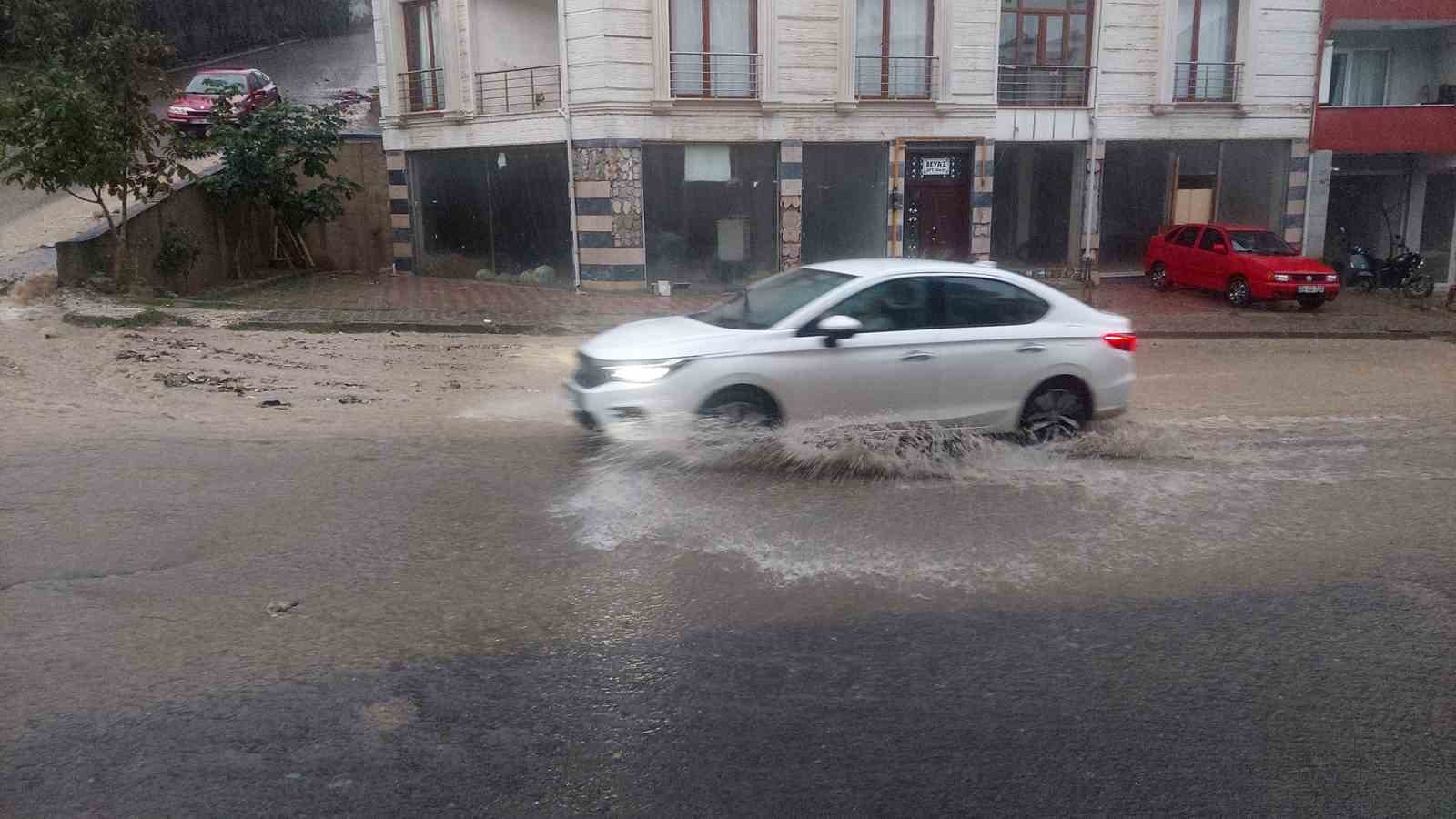 tekirdağ’da şiddetli yağış: sokaklar dere gibi aktı