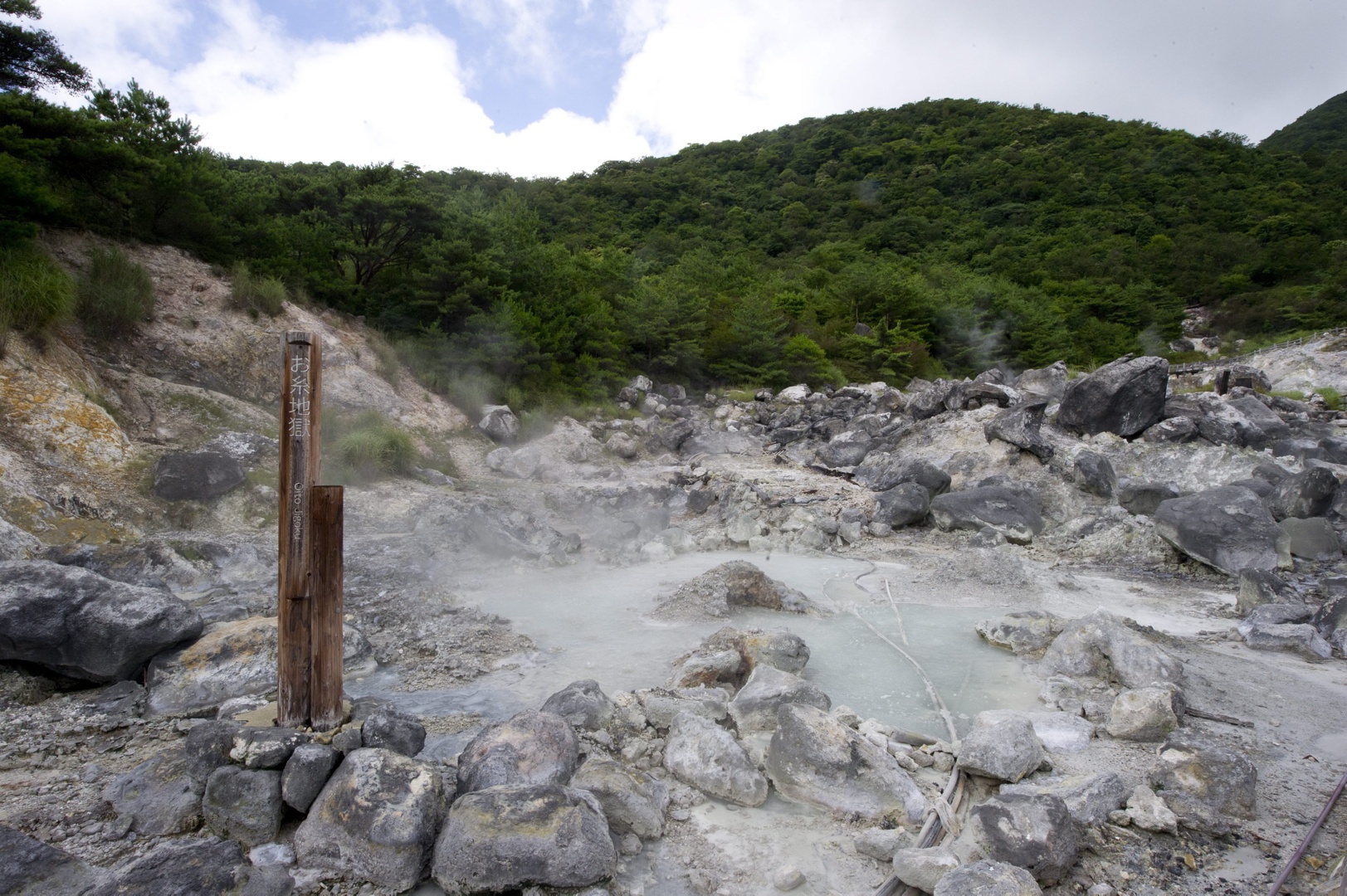 la isla formada al sur de tokio por una erupción volcánica el mes pasado sigue creciendo