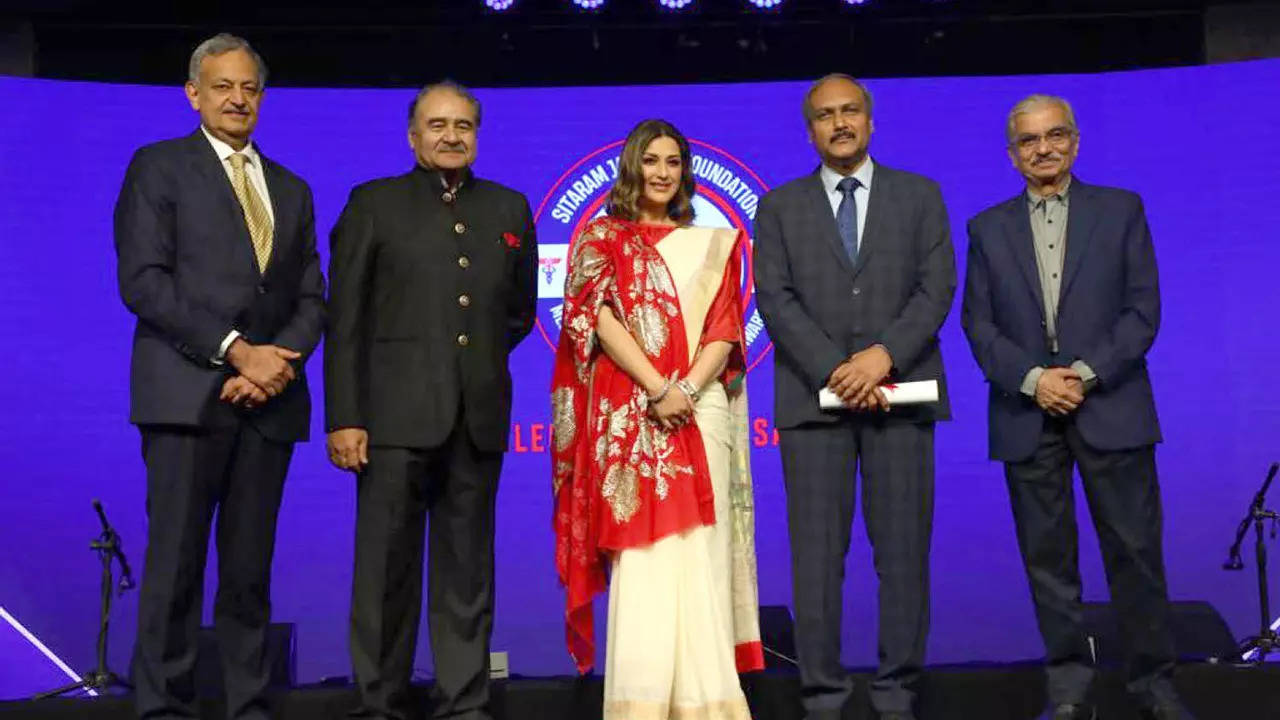 sonali bendre honours healthcare heroes at an event in delhi