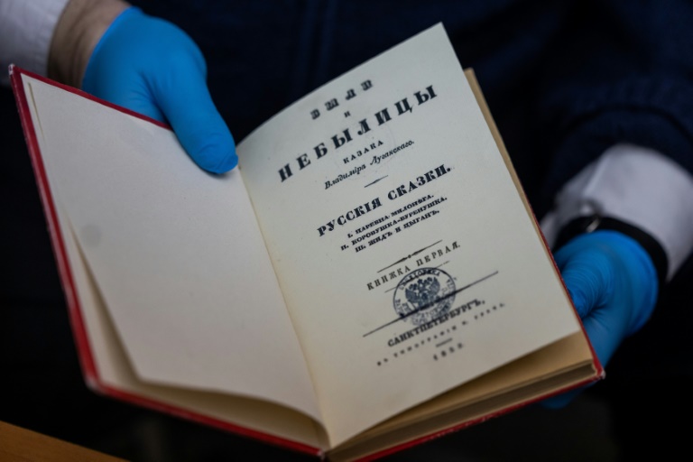 los robos de valiosos libros rusos en europa dejan pistas que llevan a moscú
