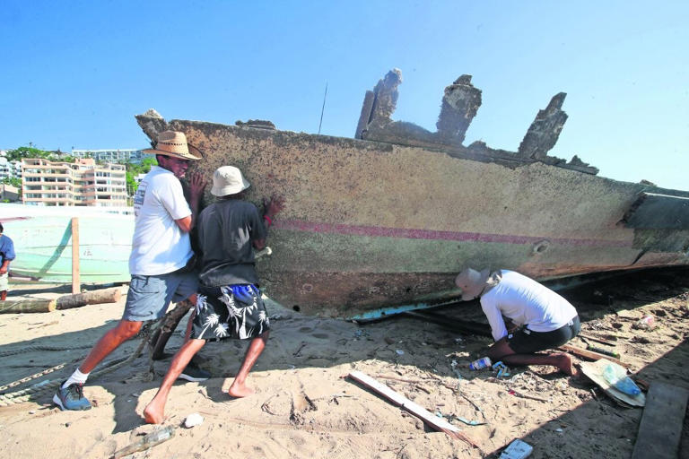 Lancheros de Acapulco trabajan a marchas forzadas con la esperanza de salvar alguna de las más de 100 embarcaciones destruidas por Otis; la meta es tenerlas para el 15 de diciembre. Foto: Valente Rosas | El Universal