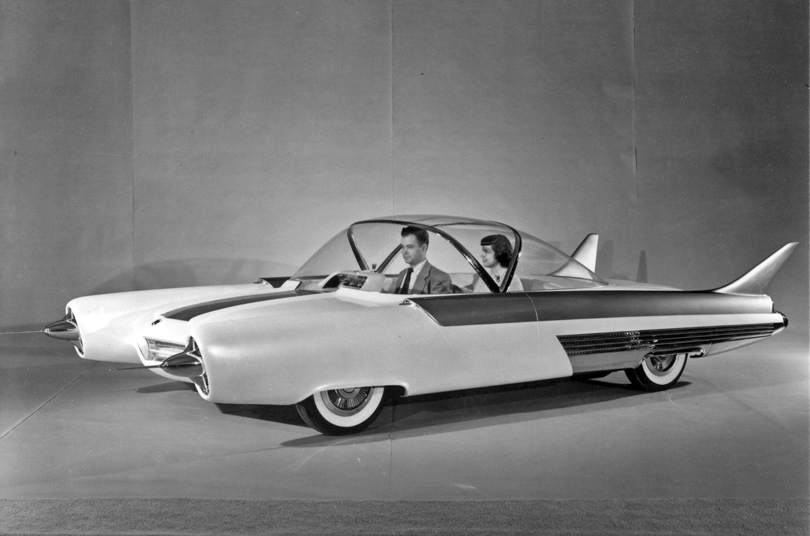 <p>The FX stood for Future Experimental, those spears on the front were aerials to help control the car to stop it running into vehicles in front, and the ‘Atmos’ was taken from atmosphere, which Ford said “came from free and unlimited creative thinking”. With a glass canopy, seating for three and a pair of aircraft-style fins, this was truly a jet-age design.</p>