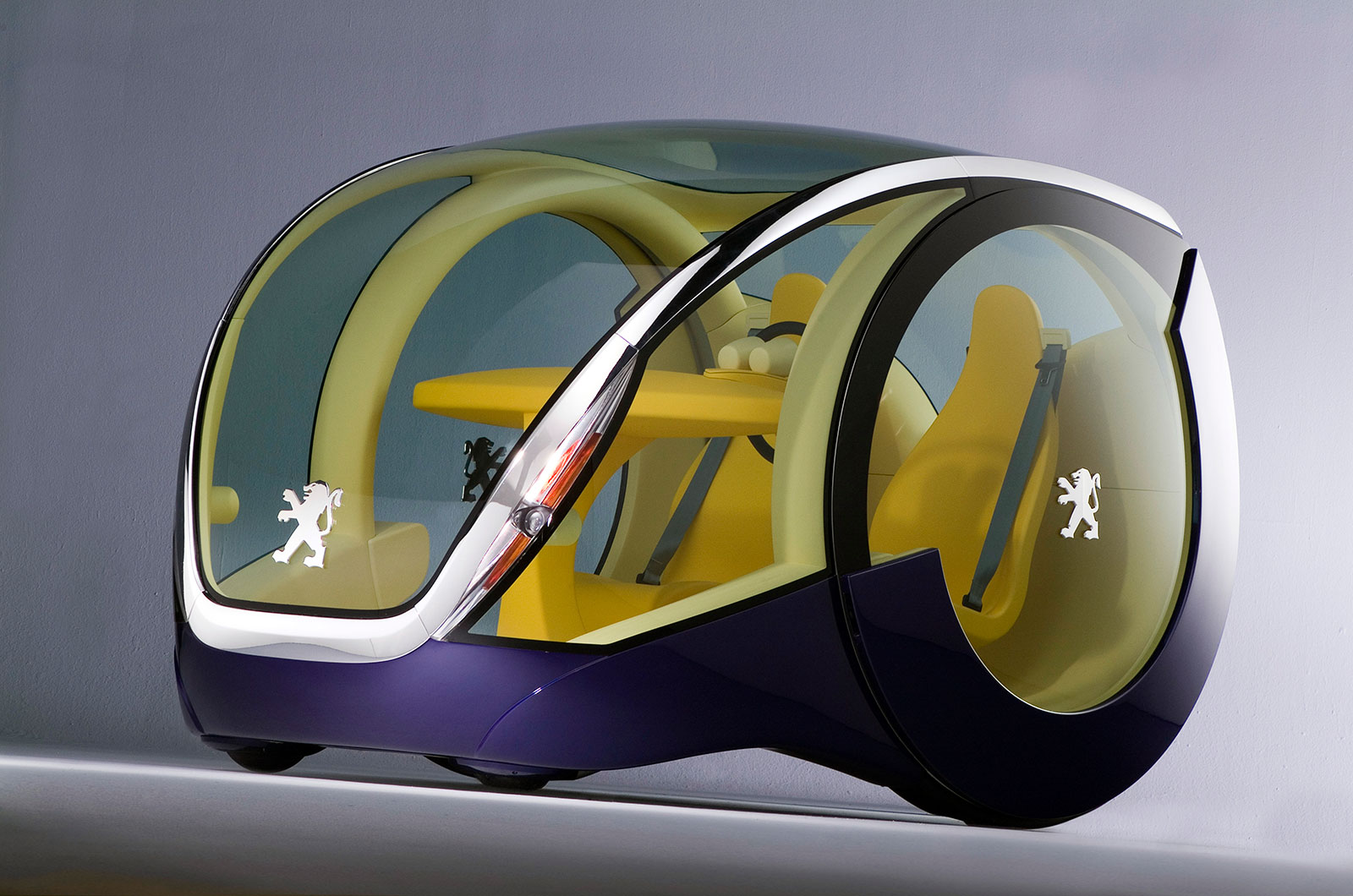 <p>Billed as an agile and environmentally friendly city car by its designer <strong>André Costa</strong>, a full-scale model of the Moovie was built, but for some reason Peugeot never committed to making the car available in its showrooms.</p>