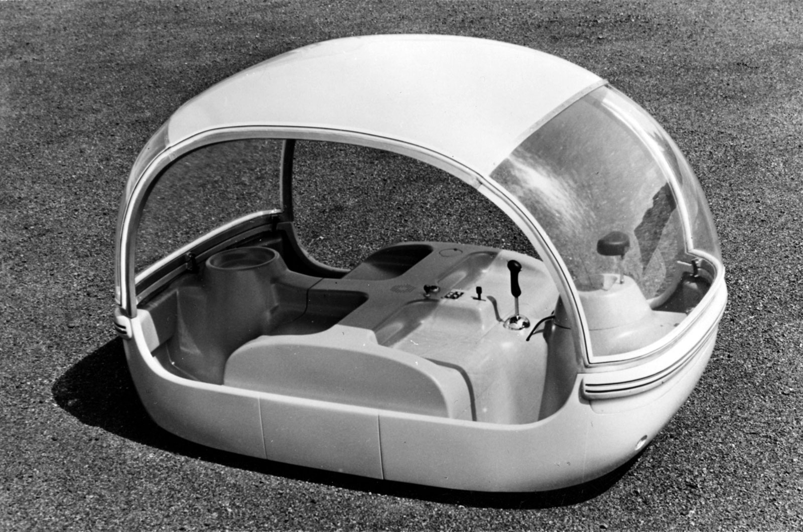 <p>Proposed specifically as an urban commuter car, the EX-005 offered seating for four, but little in the way of comfort as those seats were of moulded plastic. The weather protection was also pitiful and as far as crash safety was concerned, forget it. However, the rotary/electric hybrid powertrain was far-sighted, if something of a dead end.</p>