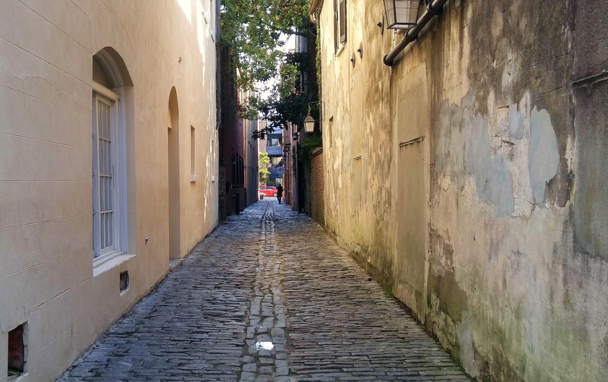 Charleston, S.C. Hidden Alleyways and Historic Sites <p>Another popular history tour in Charleston is a small-group walking tour of the city's hidden passages and alleyways. It includes the Old Exchange and Provost Dungeon, a colonial building with a 300-year history featuring pirates, patriots and presidents.</p>