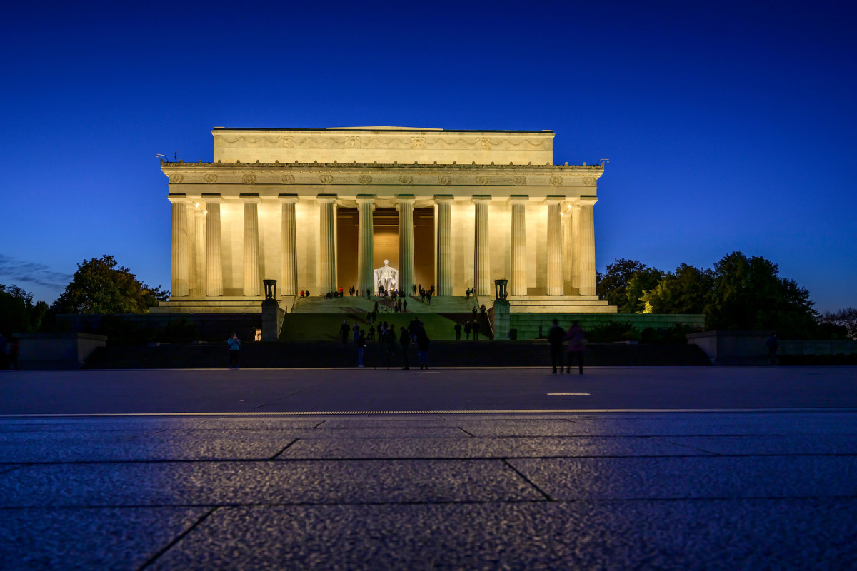 Washington D.C. at Night<p>Washington D.C.’s monuments and landmarks light up after dark, perfect for dramatic views and memorable photos of the city. Explore the sights from the National Mall to the White House and key memorials as you learn about each site. </p>