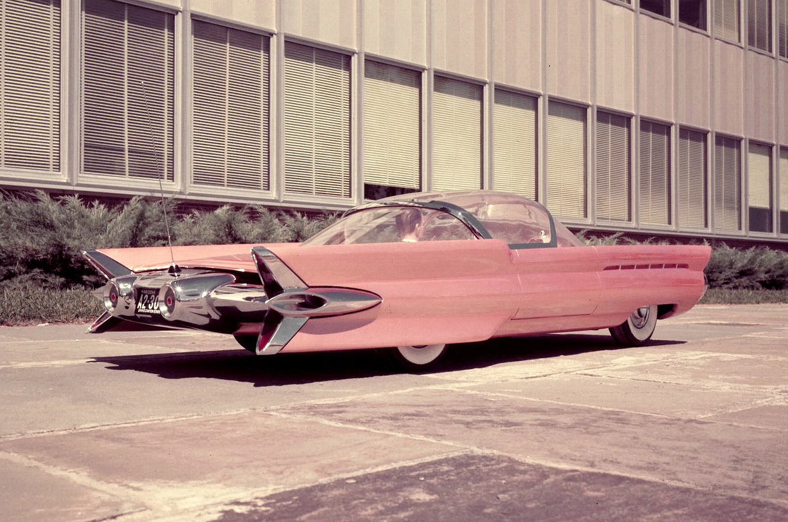 <p>Capable of being driven via remote control from up to a mile away, the Ford La Tosca was designed by Alex Tremulis, who had also penned the <strong>Tucker 48 'Torpedo'</strong>. Featuring fins at the front as well as the rear, the La Tosca was a typical jet age concept with its Plexiglass dome over the cabin.</p>
