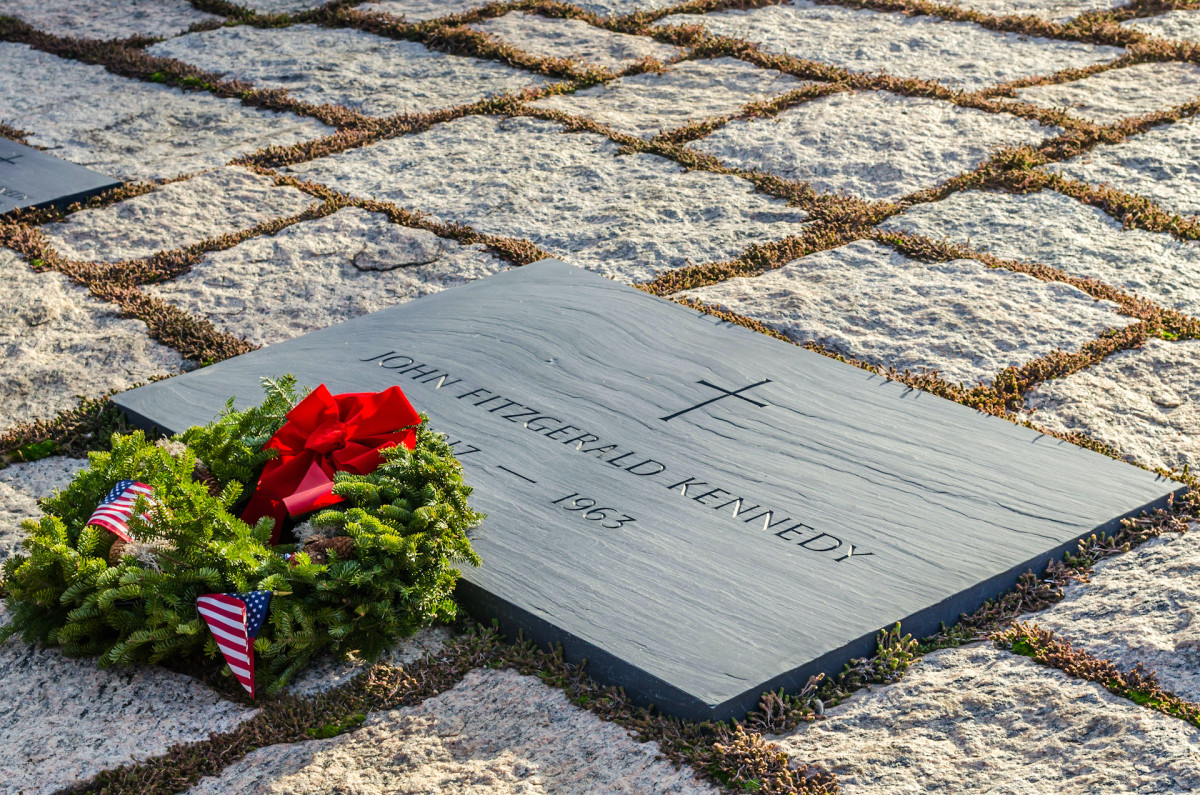 <p>Learn the fascinating history of the cemetery as you walk and visit the graves of John F. Kennedy, as well as Jackie Kennedy, Robert Kennedy and Edward Kennedy.</p>