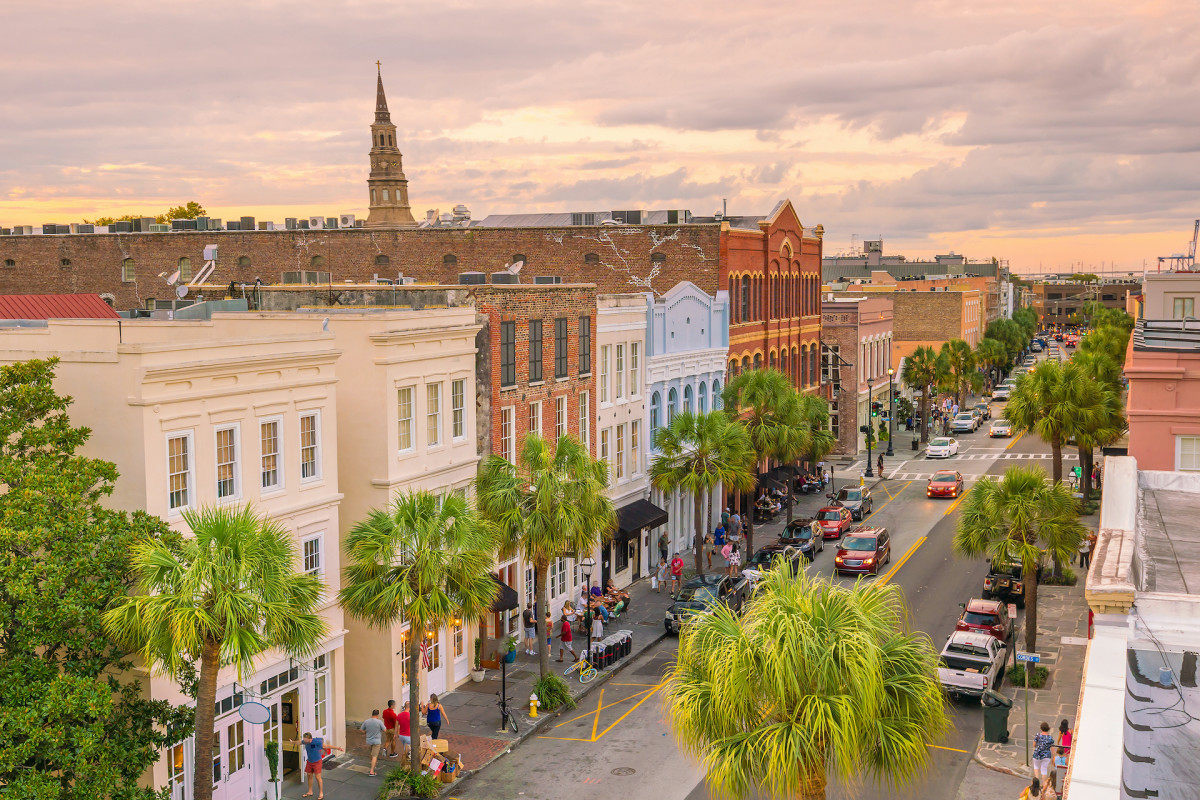 Historic Charleston, S.C. <p>A guided walking tour of the heart of Charleston’s historic district and French Quarter takes you to places like America’s first theatre, Charleston City Hall, the Old Exchange Building, White Point Garden, Rainbow Row, Fort Sumter and more.</p>