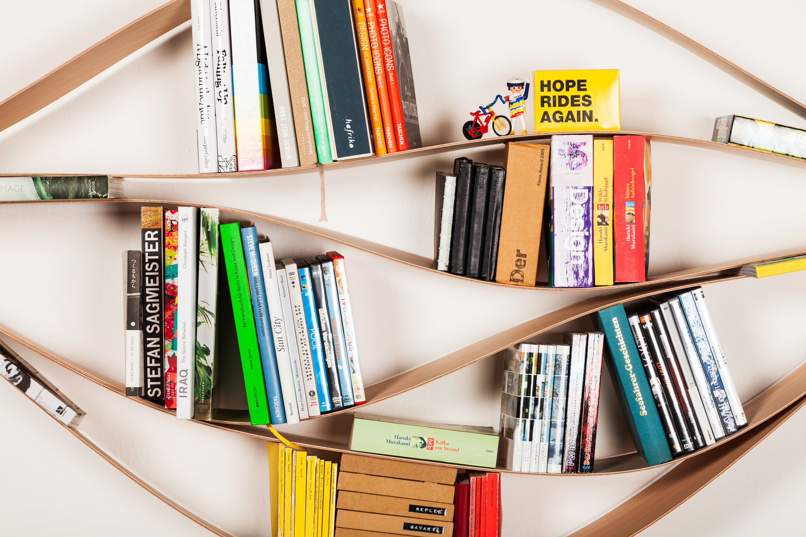 los mejores libros para leer a los 30 años: llena las repisas de tu casa
