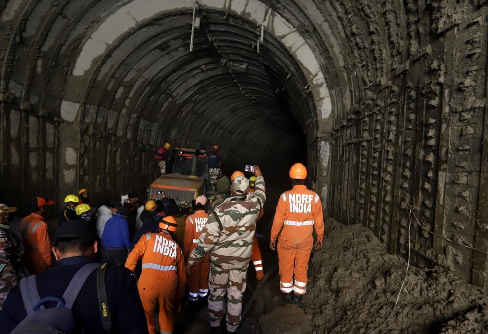 sedmnáct dní byli zasypaní v tunelu. dělníky zachránili díky zakázané metodě