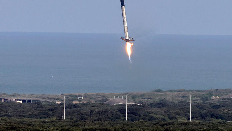 Booster van een Falcon 9-raket van SpaceX landt weer op aarde (21/5/2023)
