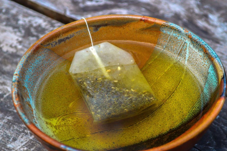 The benefits of choosing green tea over coffee in the morning