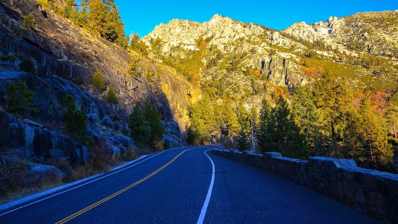 <p>Perched precariously on a steep mountain ridge near Lake Tahoe, this road is not advisable for those who fear heights. The journey can be quite unnerving as it consists of a narrow two-lane path lacking guardrails and featuring substantial drop-offs on both sides.</p>
