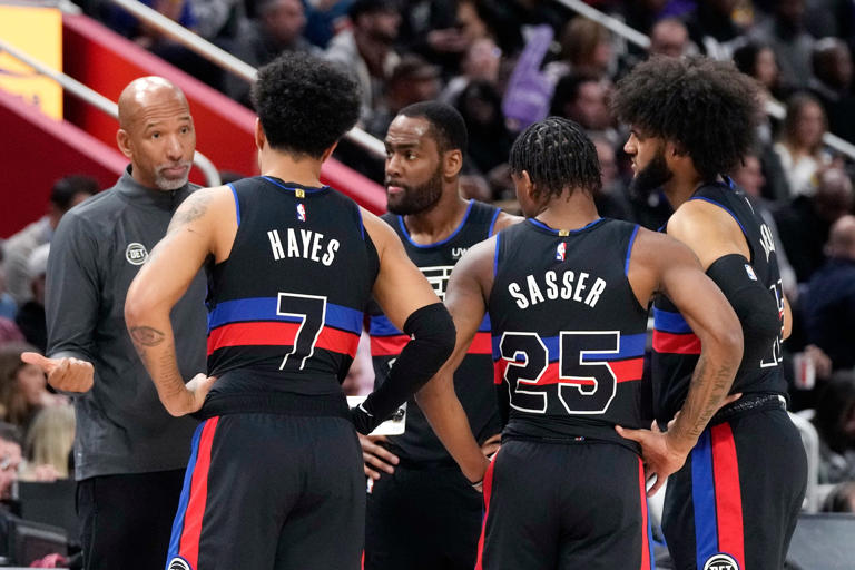 Pistons coach Monty Williams talks with (from left) guard Killian Hayes, guard Alec Burks, guard Marcus Sasser and forward Isaiah Livers during the first half on Wednesday, Nov. 29, 2023, at Little Caesars Arena.