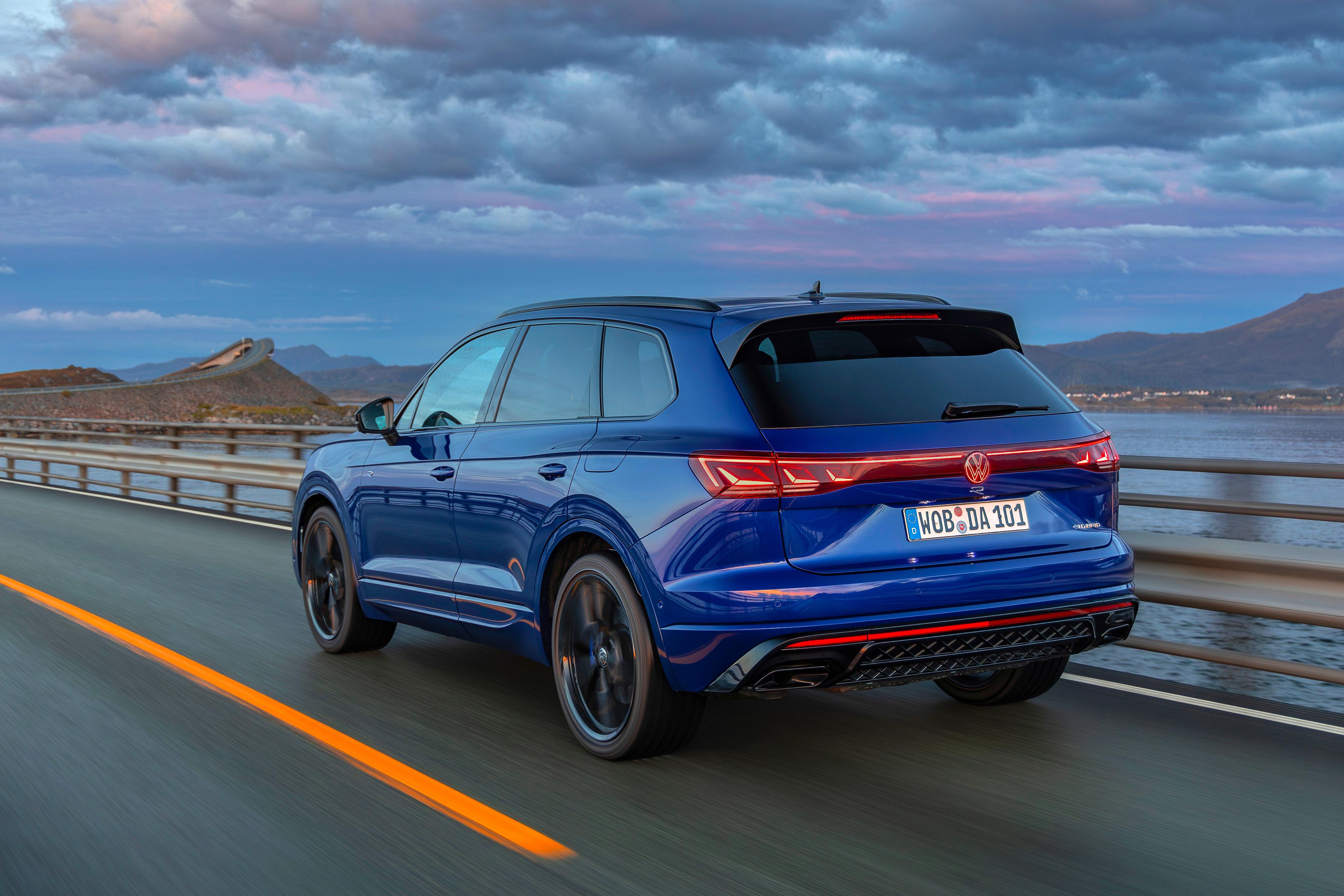 Volkswagen Touareg 2019 в лесу