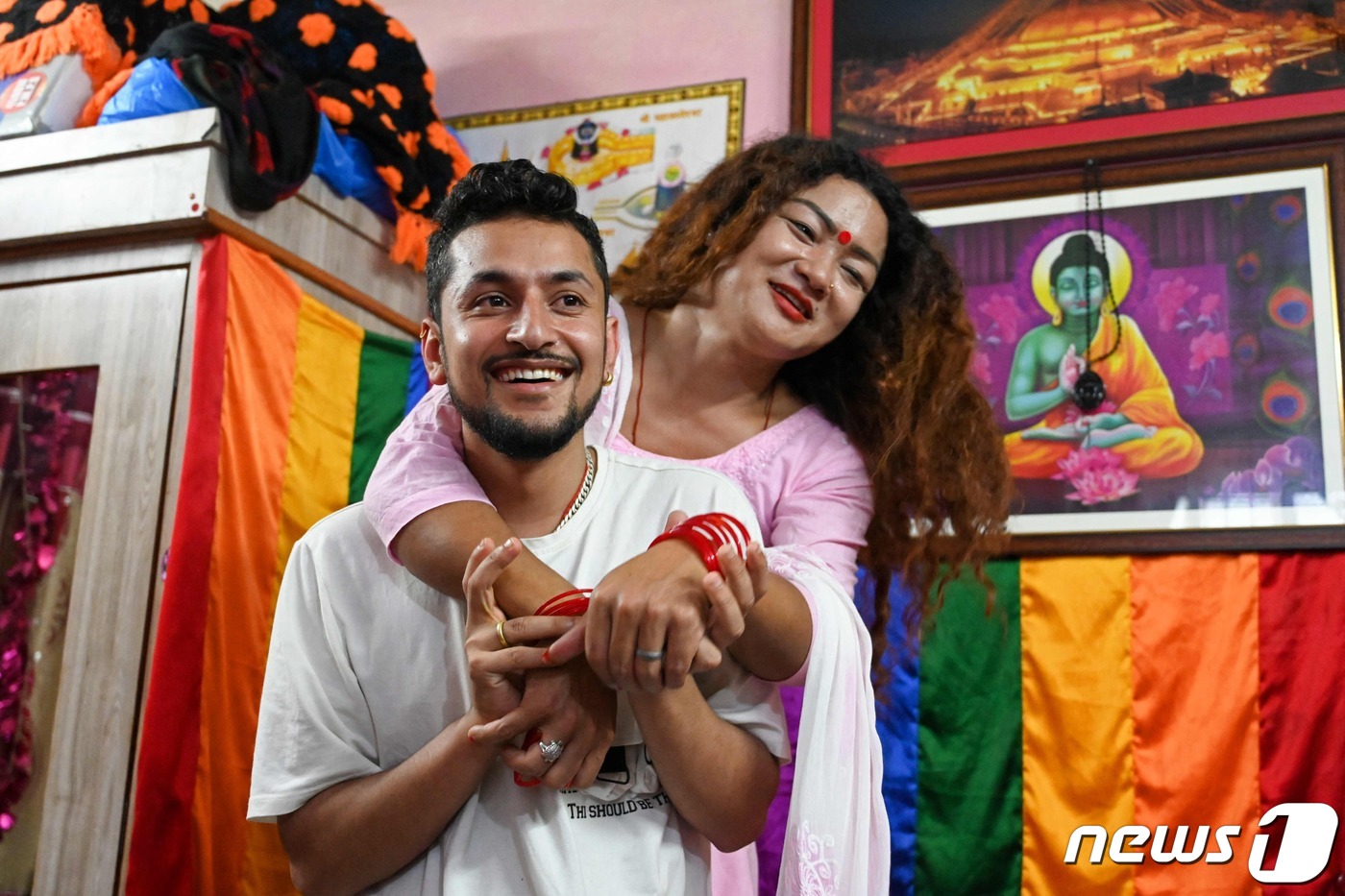 [포토]네팔, 동성 커플에 결혼증명서 발급...남아시아 최초