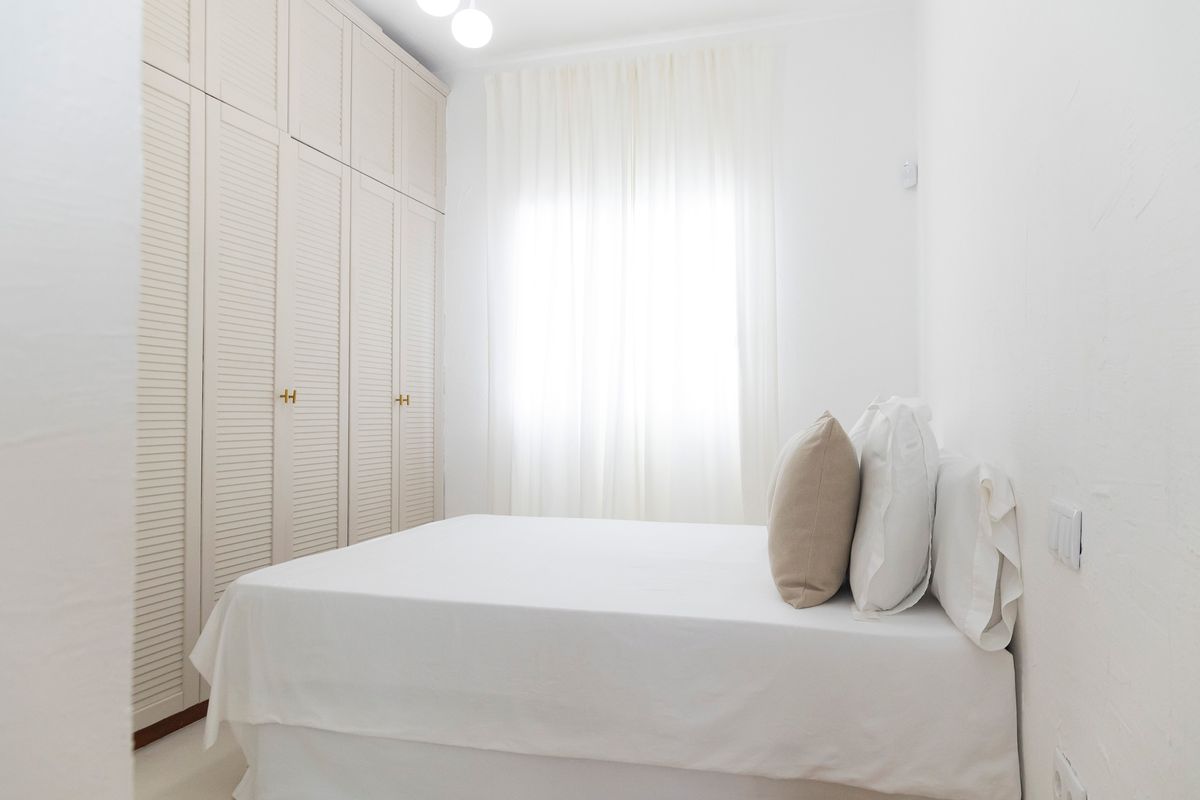 este mini apartamento de 38 m totalmente reformado, en gran canaria tiene un moderno estilo wabi sabi