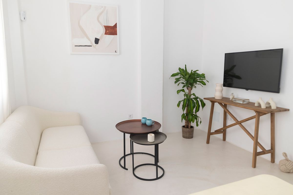 este mini apartamento de 38 m totalmente reformado, en gran canaria tiene un moderno estilo wabi sabi