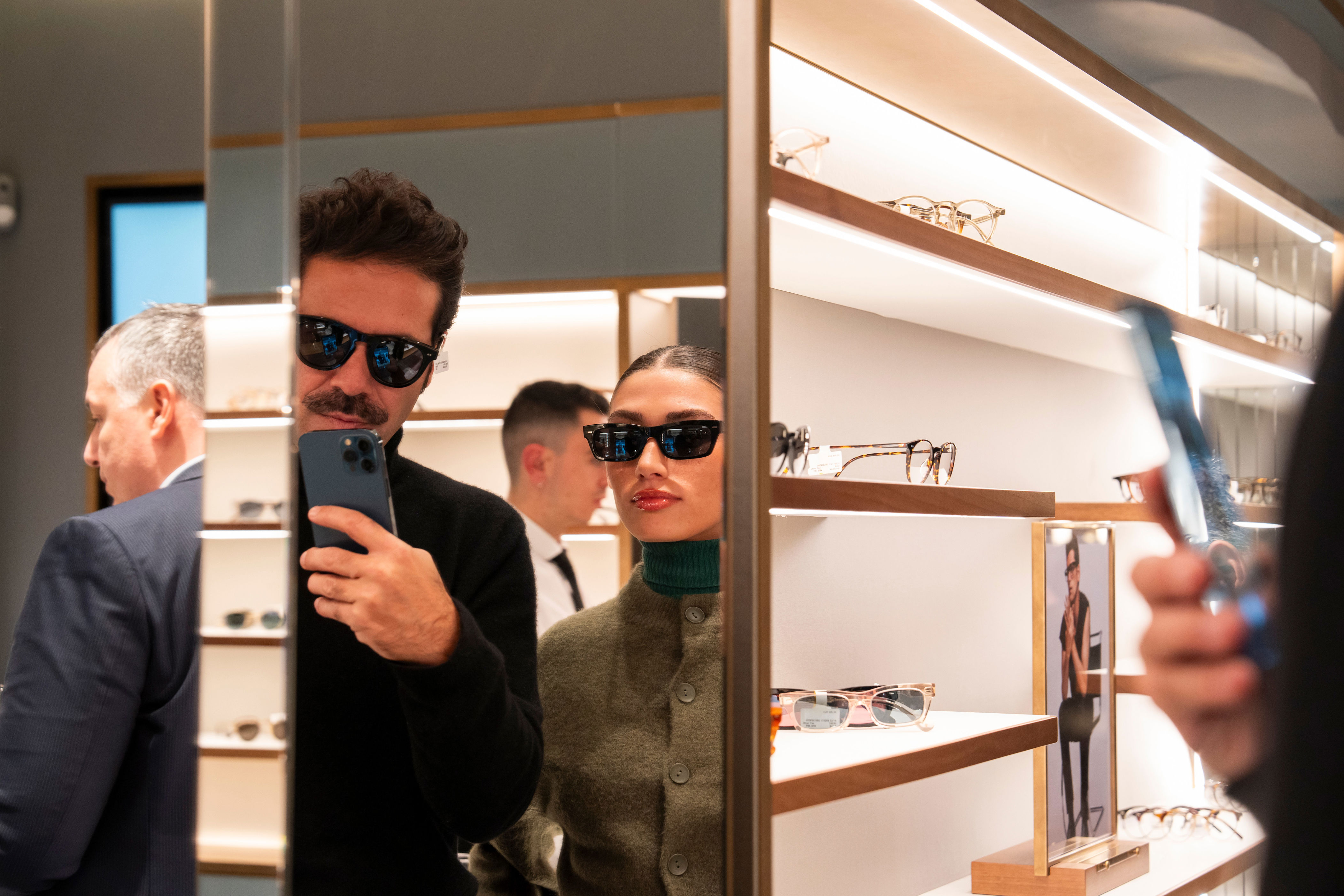 la nueva tienda de oliver peoples en madrid: diseño posmoderno y gafas de lujo