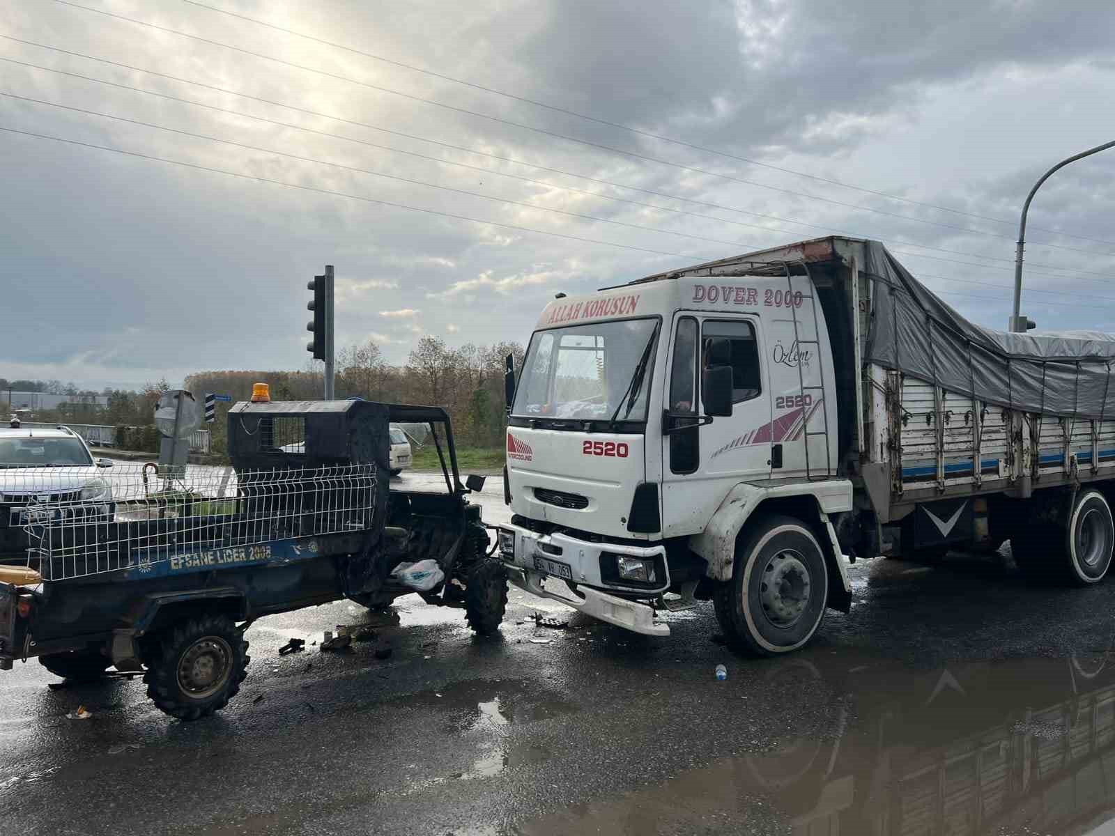 patpat ile kamyon kafa kafaya çarpıştı: karı-koca yaralandı