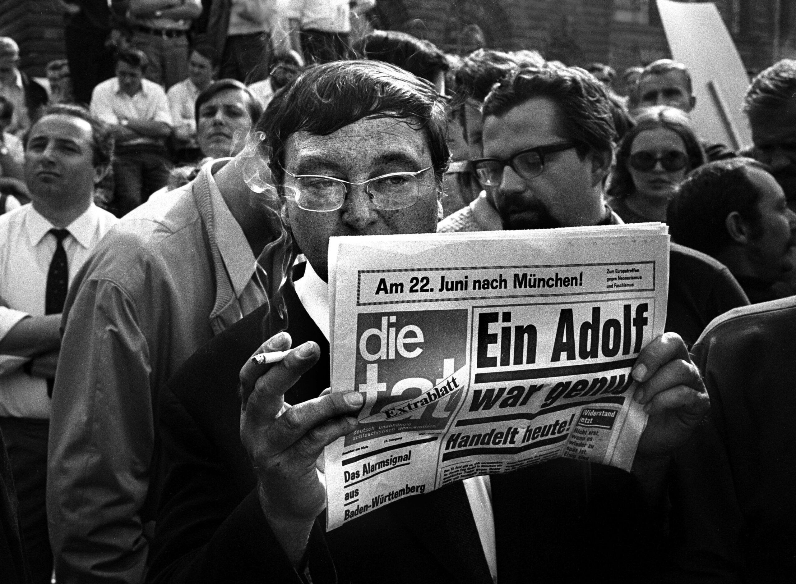 Wolfgang Neuss besucht 1968 die Ostermärsche in München. Er hat auch was zu lesen dabei. Foto: Imago/Heinz Gebhardt