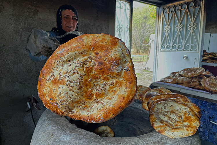 köyde kurduğu tandır ekmek fırınında 7 kadına istihdam sağladı