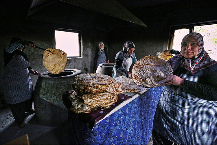 köyde kurduğu tandır ekmek fırınında 7 kadına istihdam sağladı
