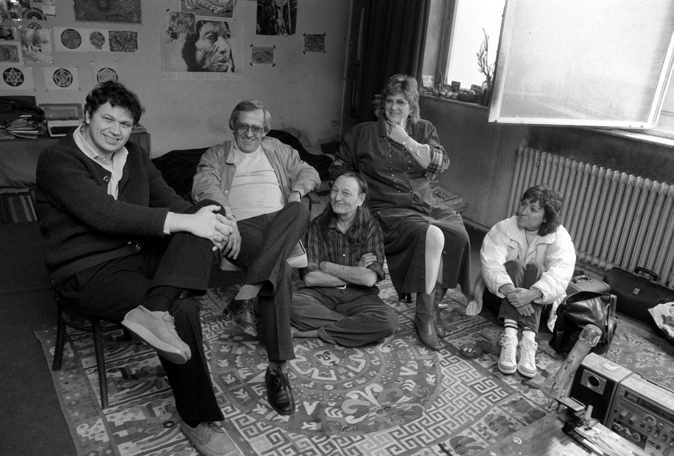 Zu Besuch bei Neuss: die Münchner Kaberettisten Gerhard Polt und Dieter Hildebrandt und zwei unbekannte Frauen, das Foto ist auf das Jahr 1985 datiert. Foto: Imago/Rolf Hayo