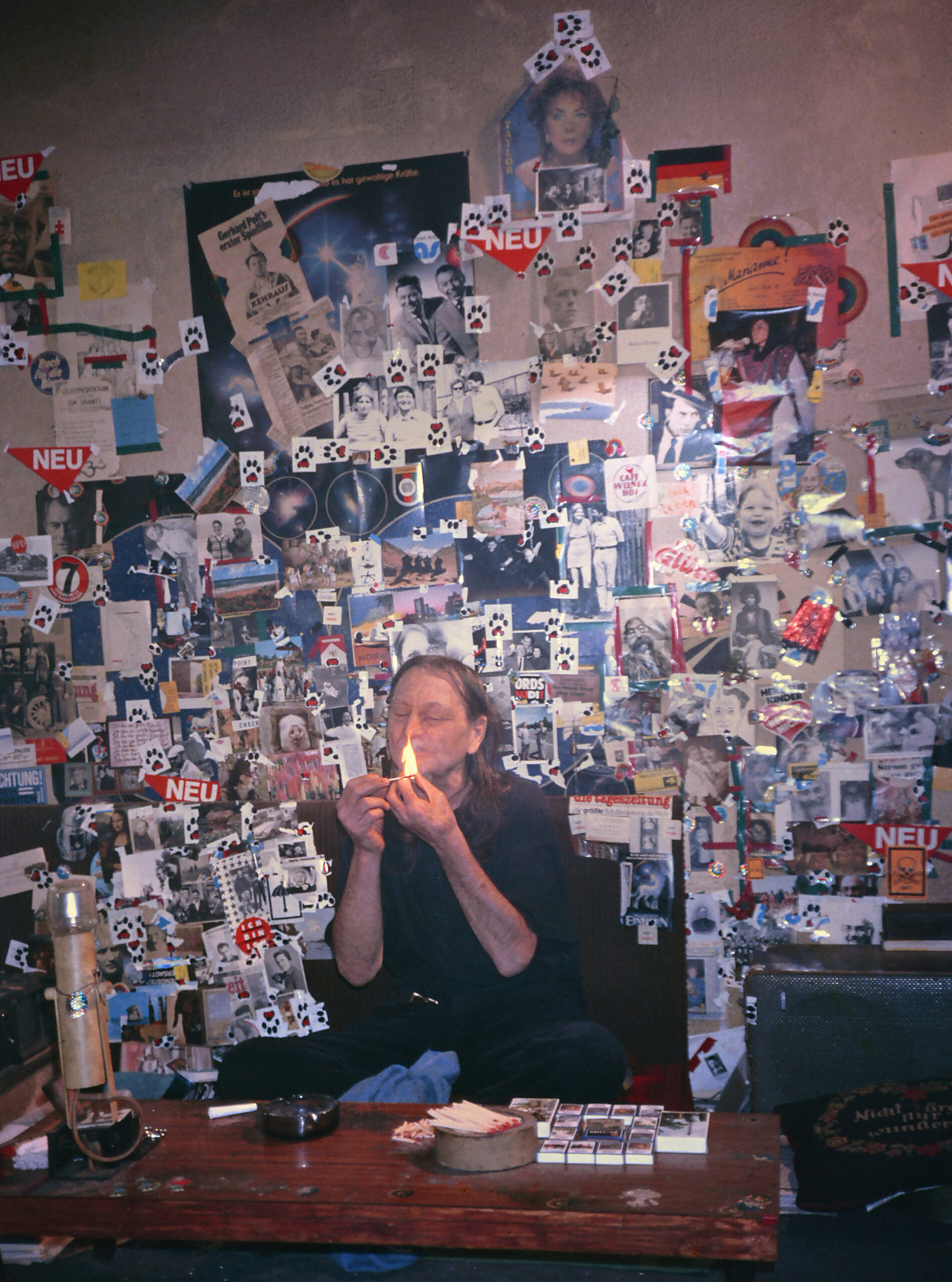 Wolfgang Neuss in seiner Wohnung vor der Pinnwand. Foto: Anita Rehm