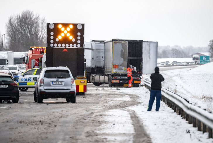 olyckor och inställda avgångar i södra sverige på grund av vädret: ”det är totalstopp”