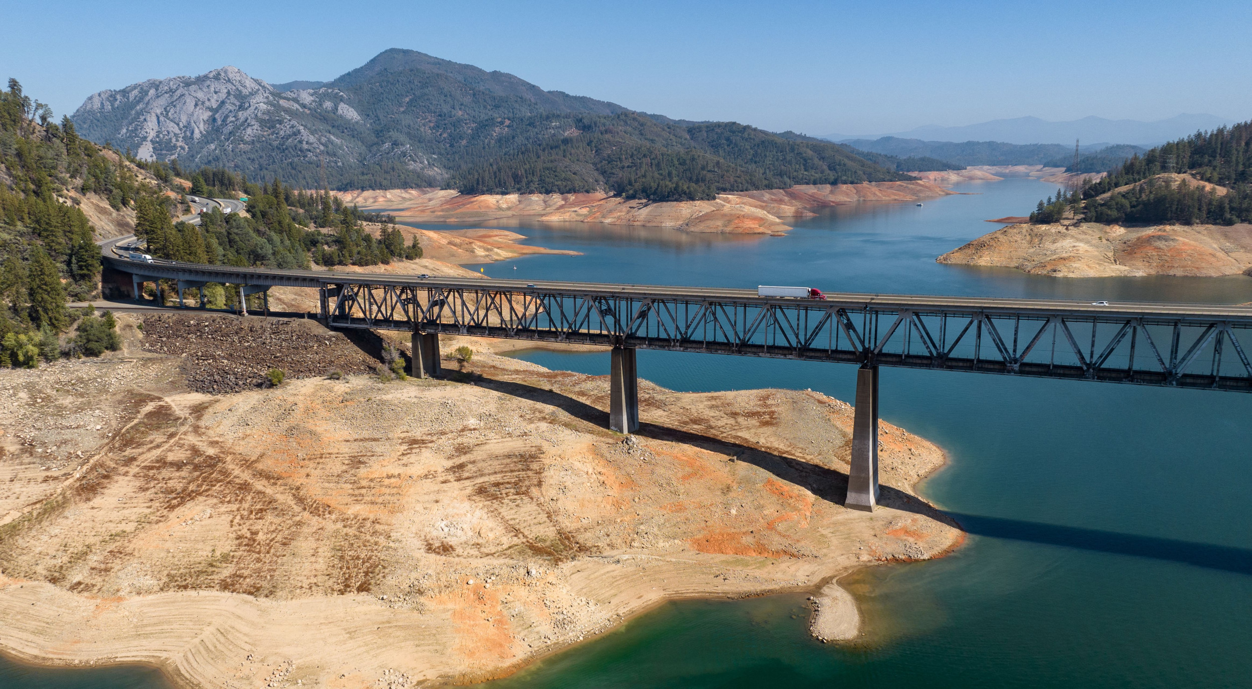 Мост в озерах 2022. Калифорния водохранилище Шаста. Мост через озеро (2022). Климат Калифорнии. Нэшнл Сити Калифорния.