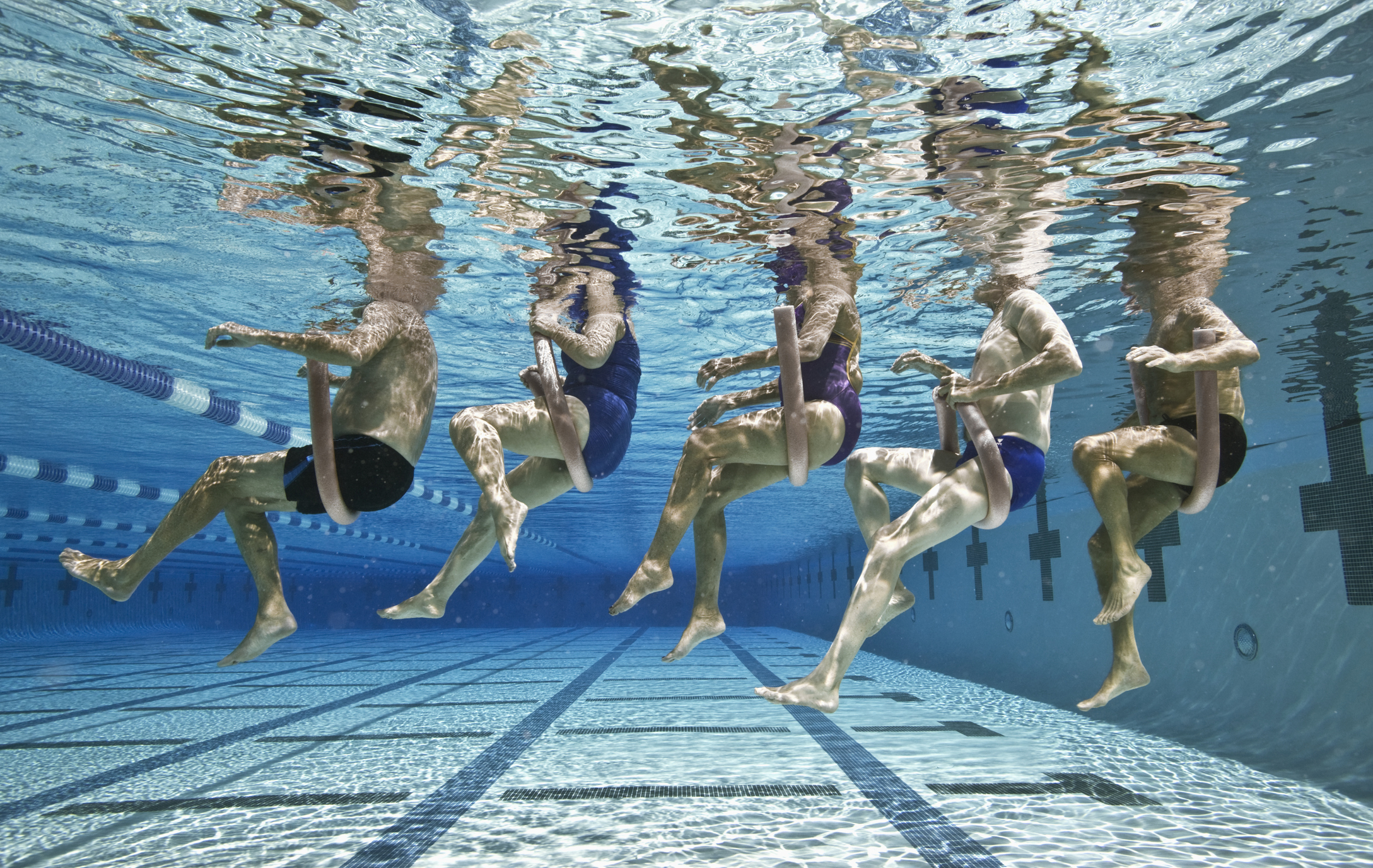 Swimming exercise. Aqua-Beginners аквааэробика. Аквааэробика в бассейне под водой. Аквааэробика на глубокой воде. Гимнастика в воде.