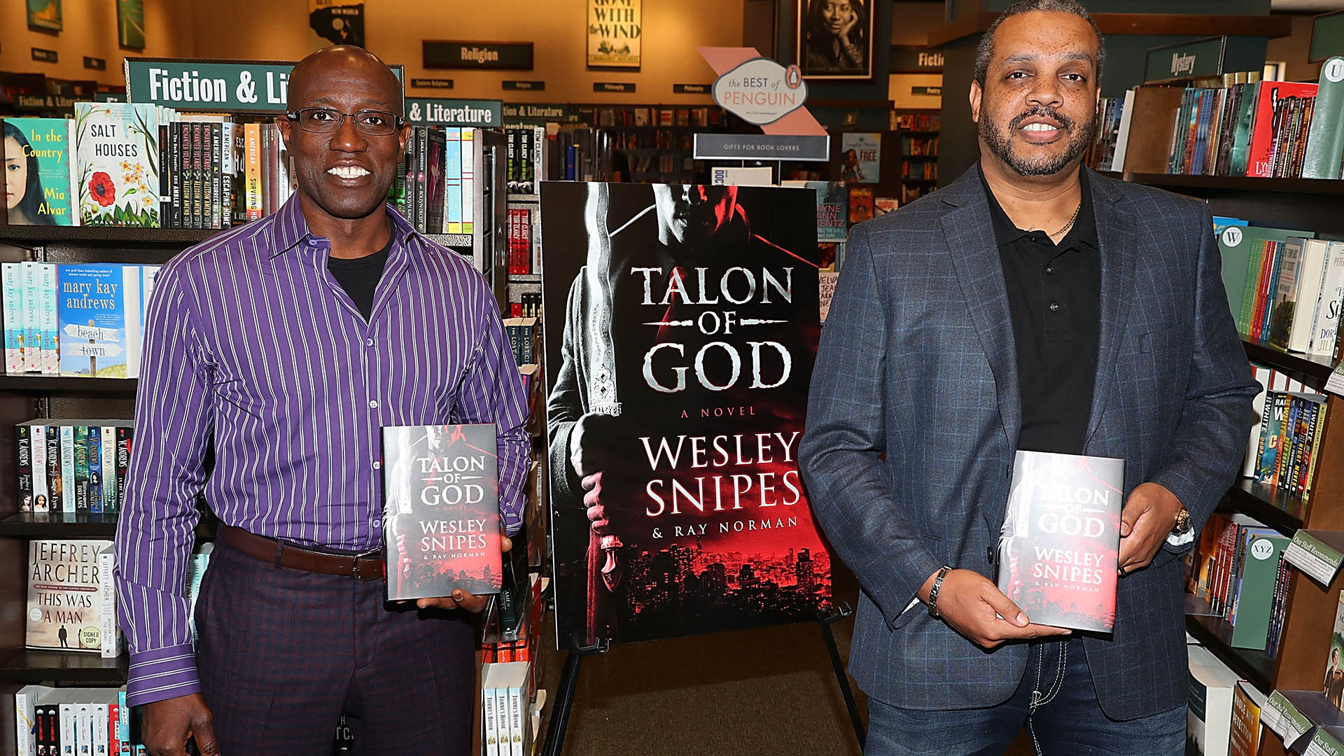 <p>Au milieu de cette période de résurrection dans le monde du cinéma, Wesley Snipes a également changé de voie professionnelle et s’est lancé dans le monde de l’édition en devenant écrivain. En 2017, il a publié le roman 'Talon of God'.</p>