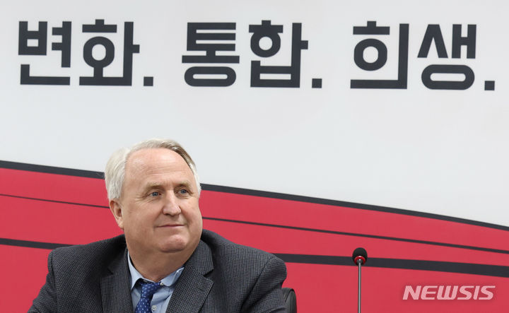 여 지도부 '희생' 미상정에 혁신위, '김기현 사퇴·비대위 전환' 카드 만지작