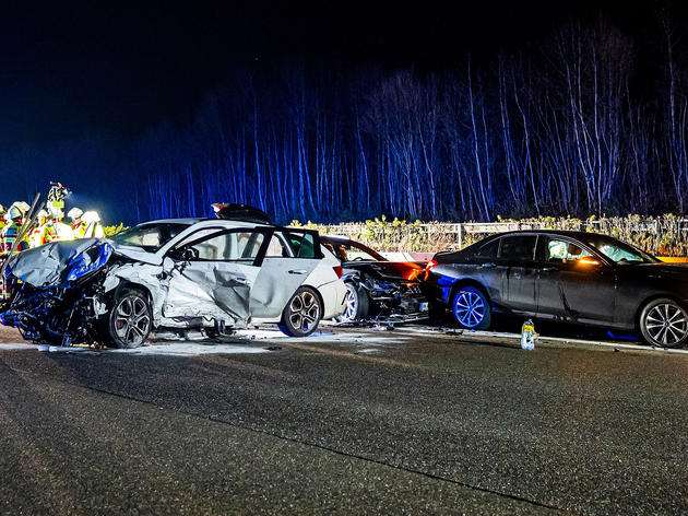 Schwerer Unfall Auf A81: Vier Autos Krachen Ineinander – Neun Menschen ...