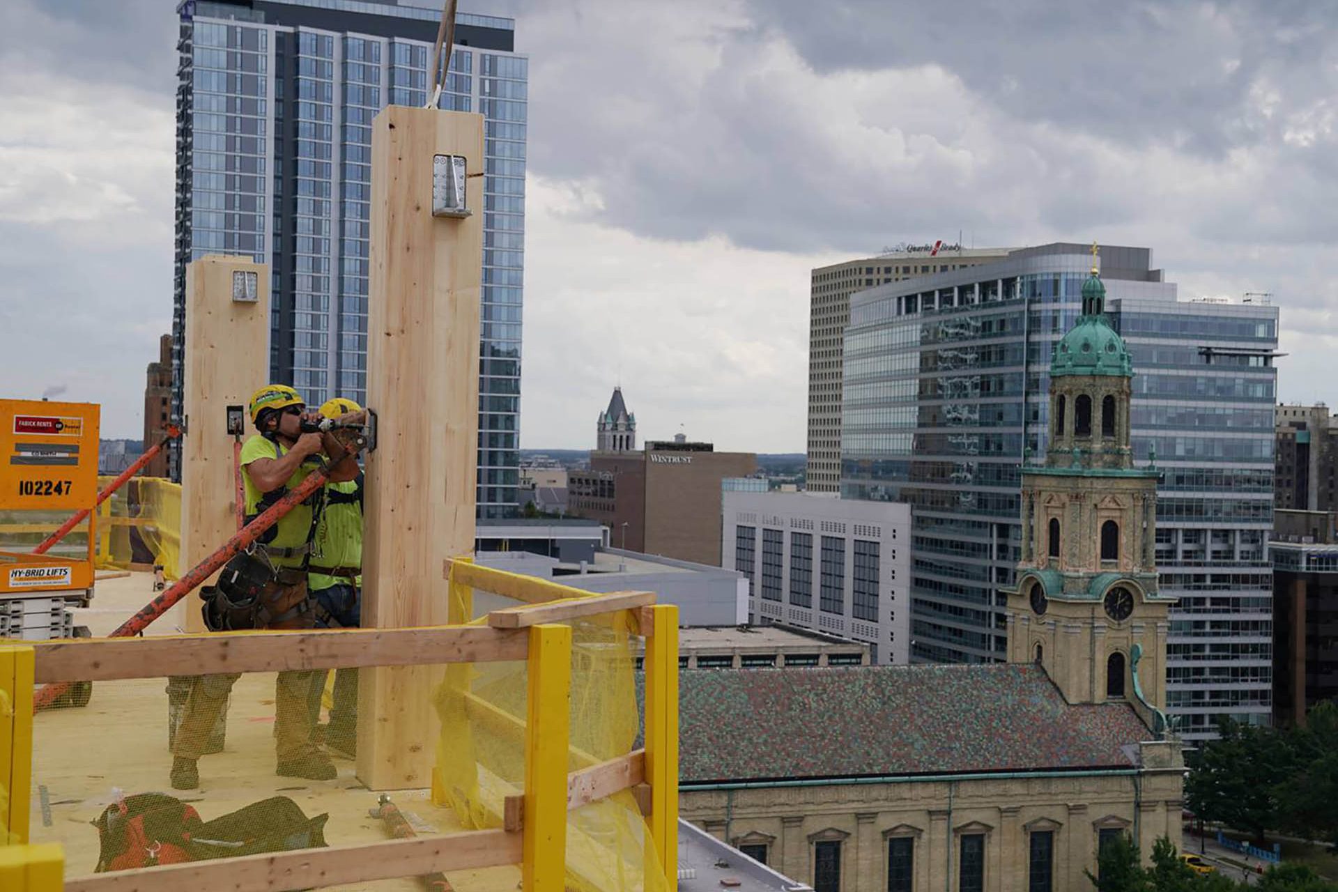 <p>In the American city of Milwaukee there is a 25-story, 86 meter or 282 foot high residential building and the structure is made entirely of solid wood. Here you can see the building during its construction in 2021.</p>