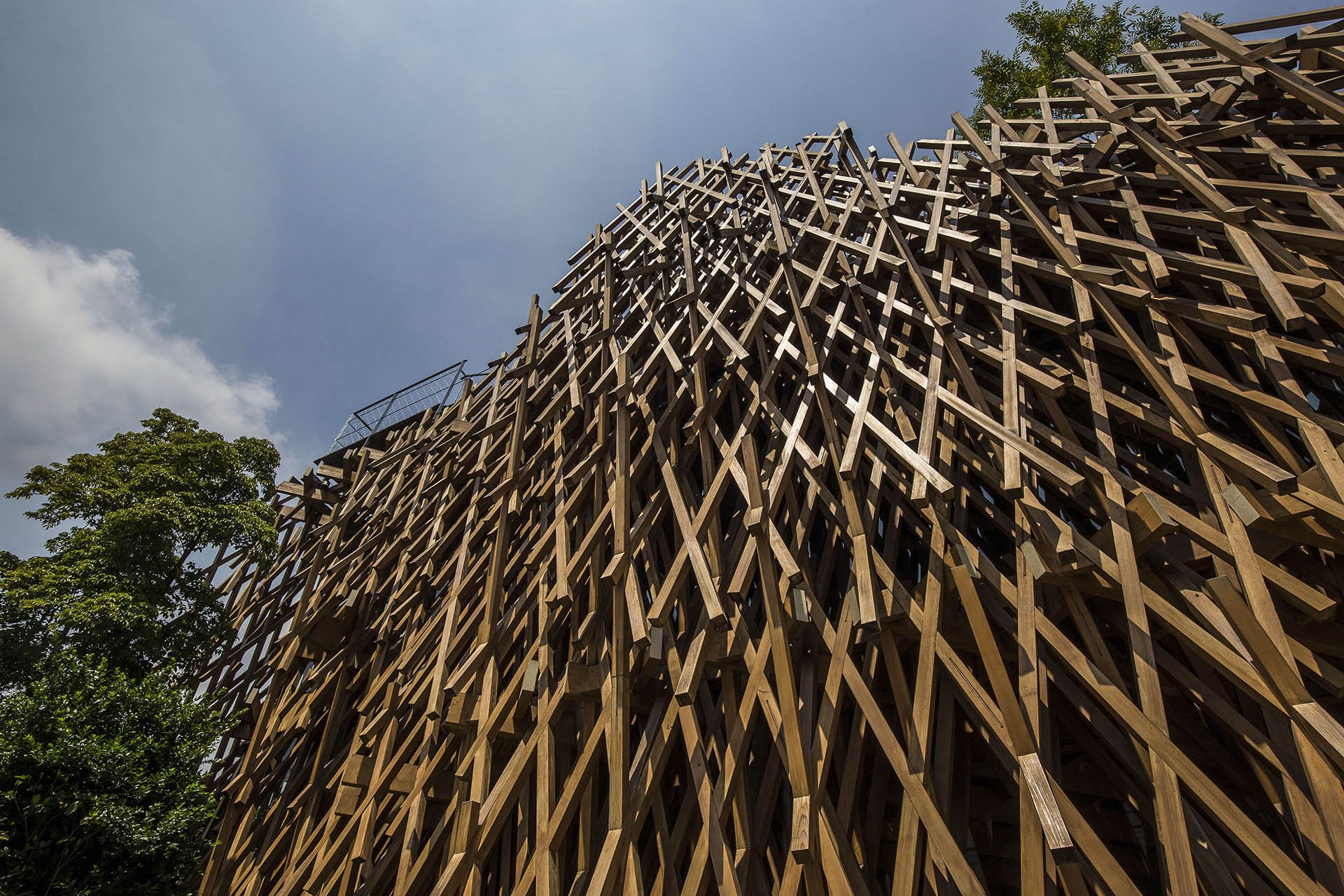 <p>The Japanese architect Kengo Kuma is a true expert in wooden constructions and, as an example, there is the work carried out for the Sunny Hills store in the city of Tokyo, a small building made in the shape of a bamboo basket in which the traditional method of Japanese wooden architecture is used.</p>