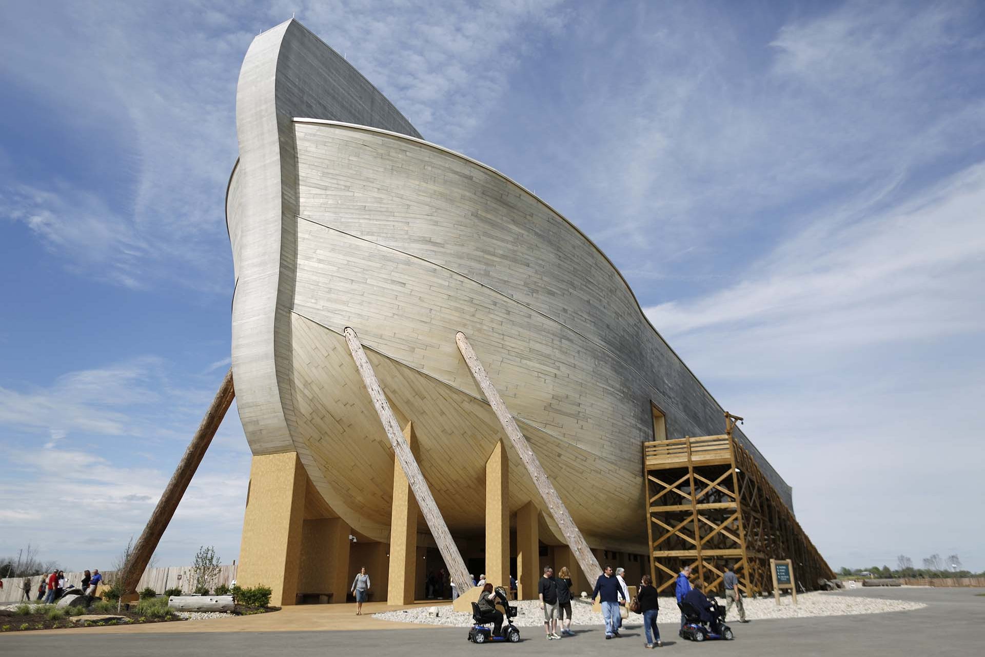 <p>This is probably the most curious building of all those on this list. Built of wood from the inside out, it is a replica of Noah's Ark designed by Troyer Group, a megastructure 137 meters or 550 feet long, 23m or 75 feet wide by 14 meters or 45 feet tall. It is located in Kentucky (United States) and which houses a museum about creation according to Christianity.</p>