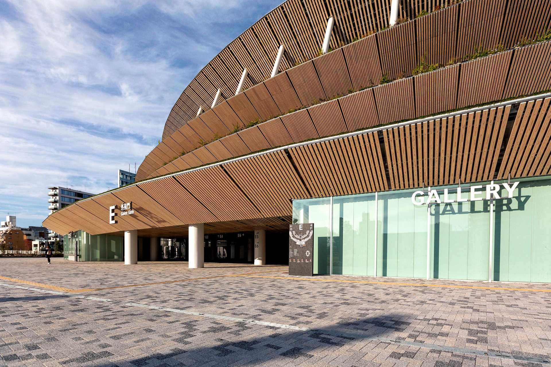 <p>Another good example of Kengo Kuma's work is the Tokyo National Stadium, where the Japanese architect uses a covering with cedar boards for its exterior, with an interior where wood is also the protagonist with a roof made up of laminated wood trusses and metal connectors.</p>