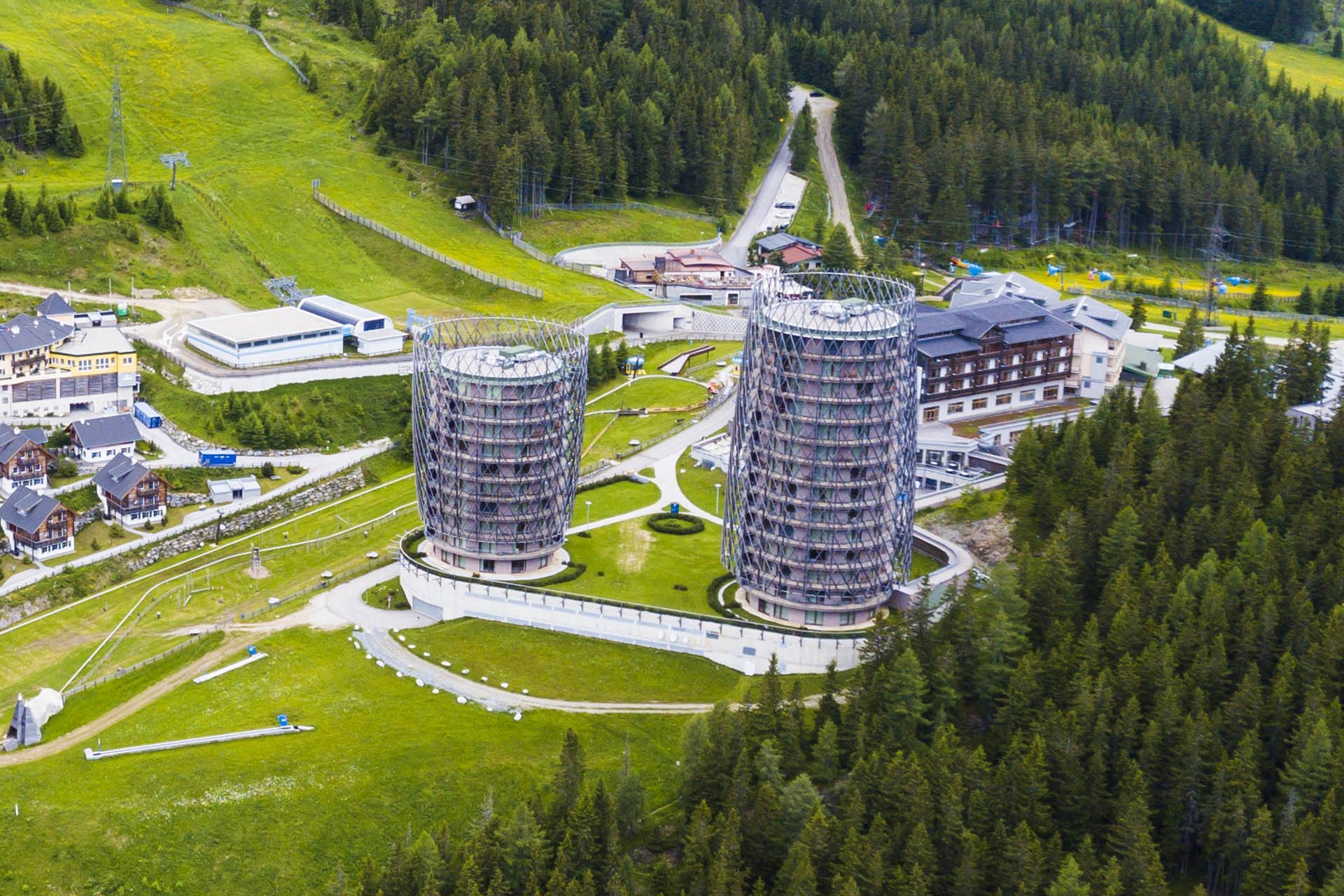 <p>The Matteo Thun & Partners studio conceived these two towers for the Austrian town of Katschberg and which act as a symbolic gateway between the two provinces of Salzburg and Carinthia. It is the expansion of a hotel that already existed with structures made of prefabricated wooden walls and slabs which are made up of a light wooden framework.</p>