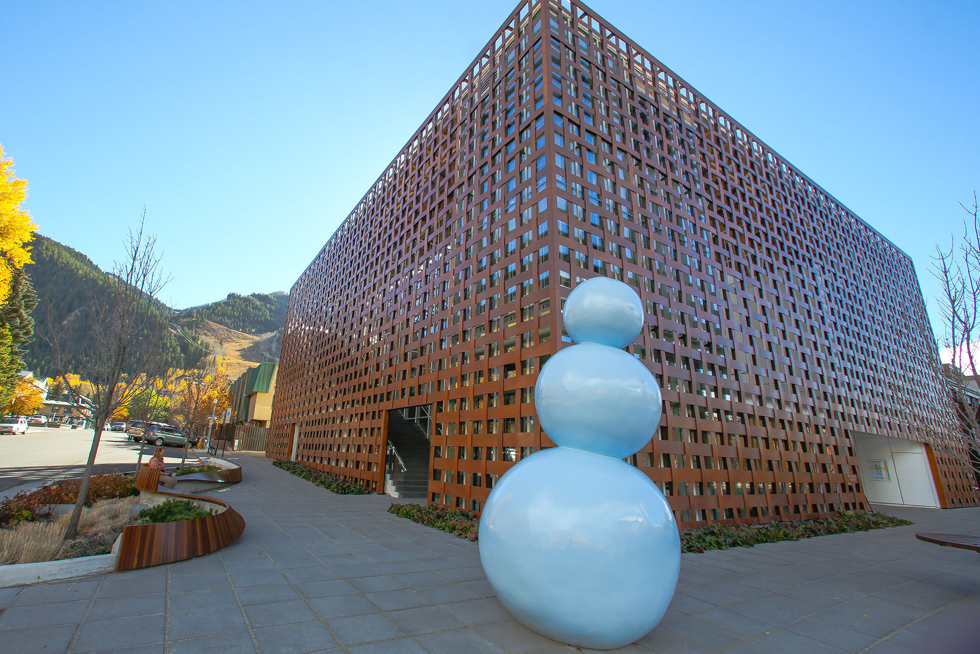 <p>The Aspen Art Museum, in the state of Colorado (United States), created in 1979, is the work of Japanese architect Shigeru Ban, winner of the Pritzker Prize for architecture in 2014, and stands out in its construction for its woven wood screen and by the roof frame, also made of wood.</p>