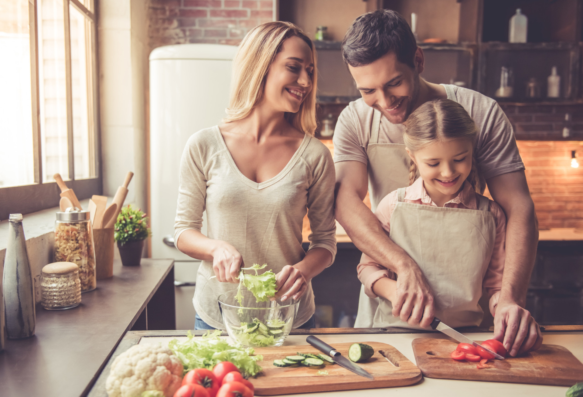 The family. Семья на кухне. Счастливая семья на кухне. Семейная фотосессия на кухне. Радостная семья на кухне.