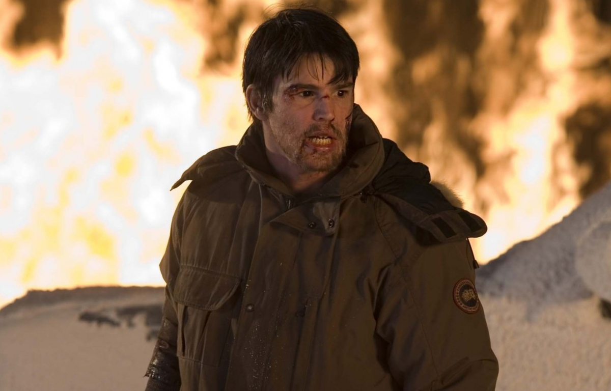 <p>The horror film 30 Days of Night not only boasts a cast filled with great talents like Josh Hartnett, Danny Huston and Melissa George but one of the most highlighted factors of the production was the direction of David Slade and the cinematography of Jo Willems, who achieved a visually striking style.</p> <p>The premise is distinctive and original, based on the comic of the same name created by Steve Niles and Ben Templesmith. The story unfolds in Barrow, Alaska, during the 30-day period when the sun does not rise. Taking advantage of the prolonged darkness, a group of vampires decides to attack the town, plunging it into bloody chaos.</p>