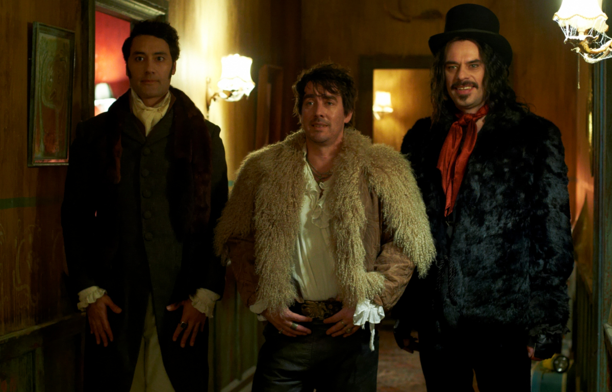 <p>What We Do in the Shadows is a New Zealand horror comedy film directed by Taika Waititi and Jemaine Clement, released in 2014. The production takes on the mockumentary format and follows a group of vampires sharing a flat in Wellington, New Zealand. As expected from the filmmakers, the humorous approach and parody of vampire tropes are distinctive elements of the project.</p> <p>The main story focuses on Viago, Deacon and Vladislav, three vampire friends who find modern life mundane: paying rent, doing household chores, dealing with roommates. This plot introduces a variety of vampiric characters, each with their own personality and lifestyle. From the fashion-obsessed medieval vampire to the '90s nostalgist, the diversity adds a comedic touch to the narrative.</p>