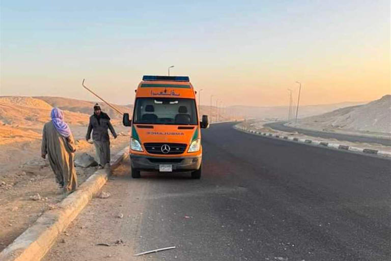 مصرع شخص وإصابة آخر في انقلاب سيارة نقل على طريق أسوان أبو سمبل