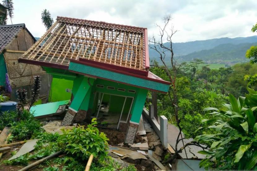 Bencana Tanah Bergerak Di Tegalkaso Sukabumi Rusak Sejumlah Rumah